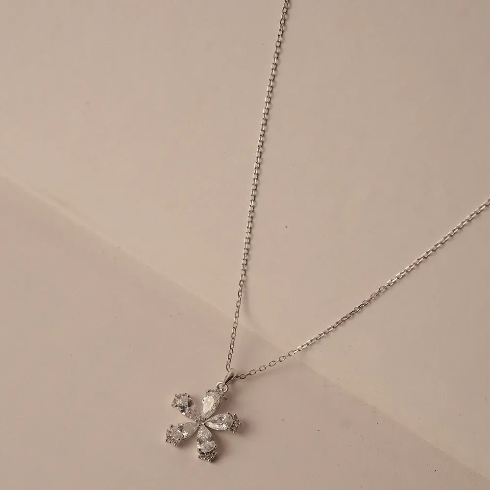 Flower Shape Pear Necklace
