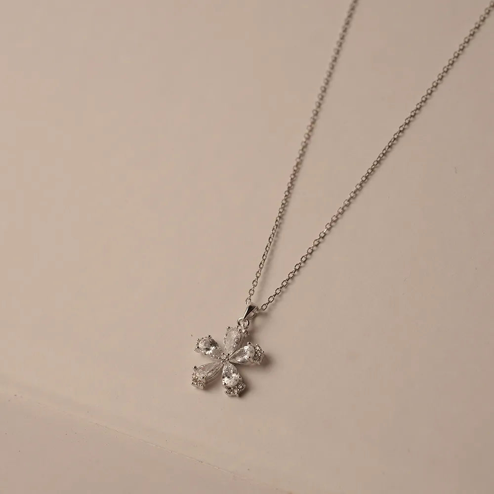 Flower Shape Pear Necklace