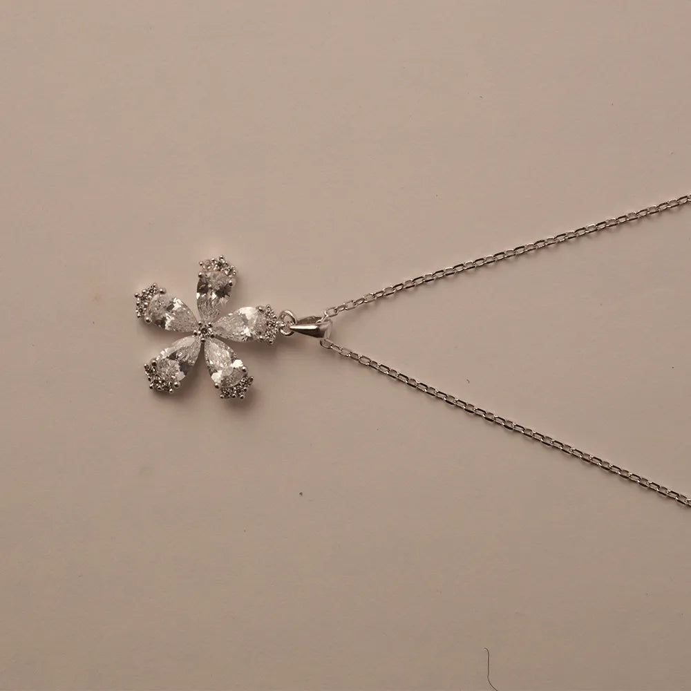 Flower Shape Pear Necklace